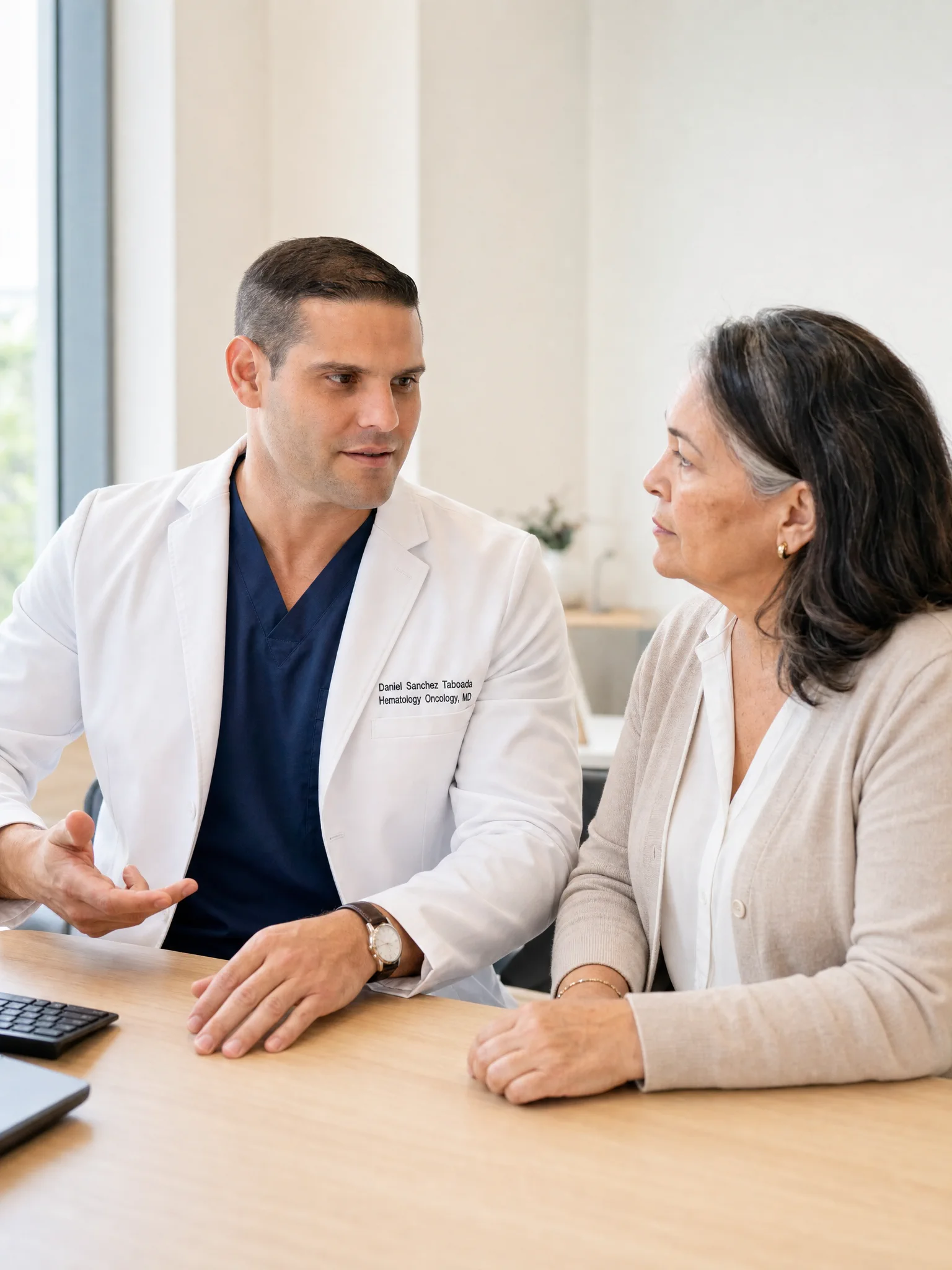 Empezamos con claridad - consulta oncológica en Miami Dr. Daniel Sánchez Taboada conversa con una paciente durante una consulta