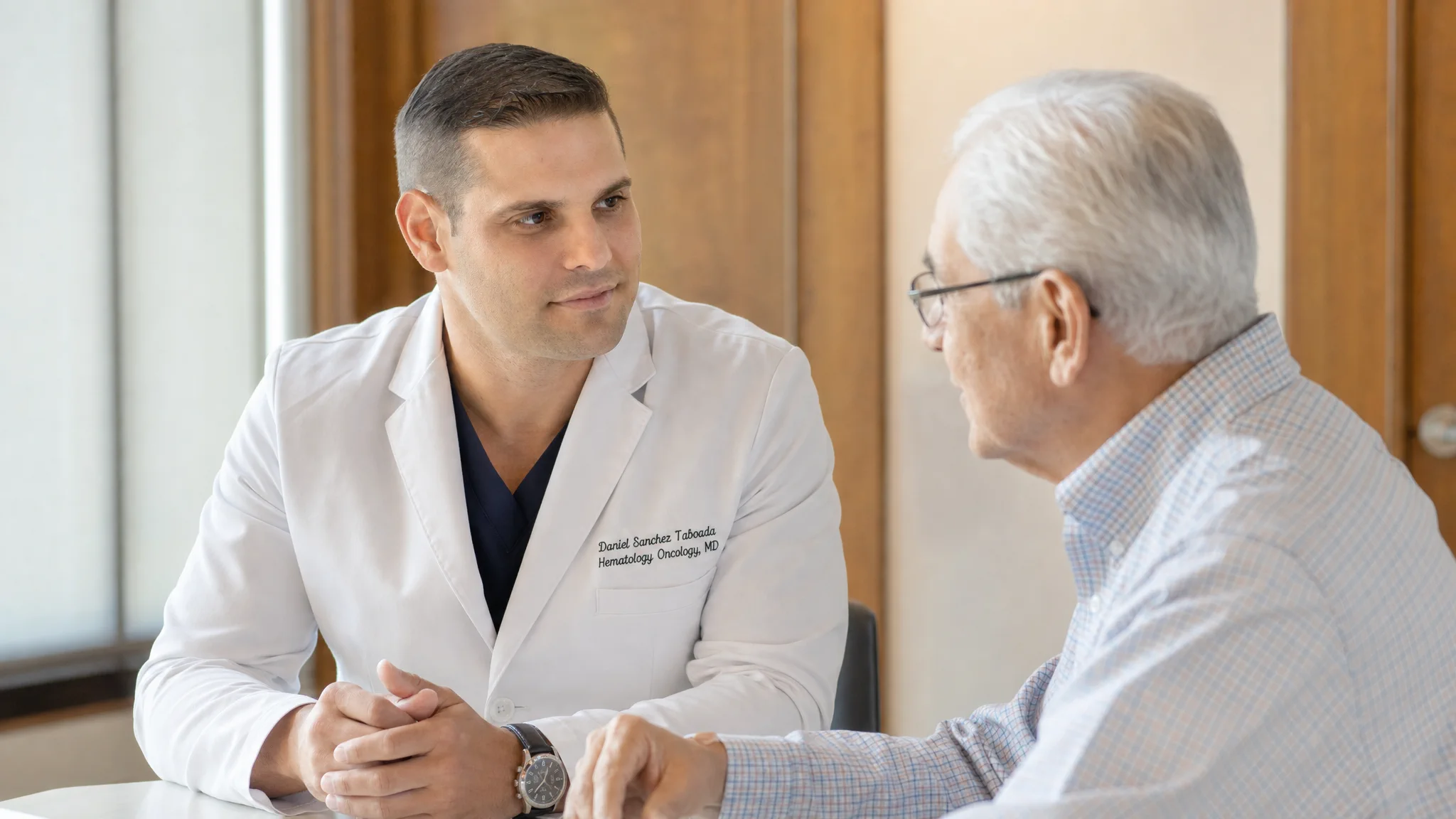 Dr. Daniel Sánchez Taboada conversa con un paciente durante una consulta