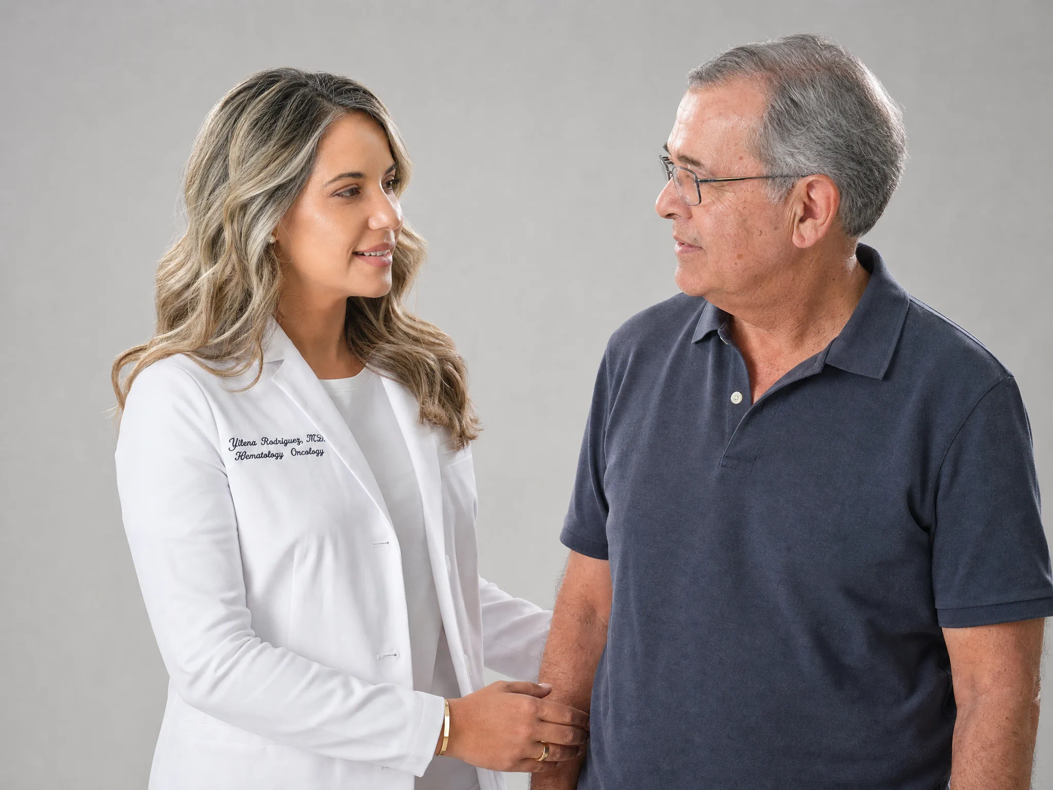 Guía más allá de la consulta - apoyo al paciente Dra. Yilena Rodríguez Marrero conversa con un paciente durante una consulta